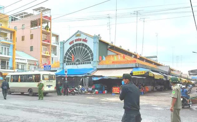 Lực lượng chức năng đã phong tỏa một số tuyến đường dẫn vào các tiệm vàng để đảm bảo khám xét. Ảnh: D.C.Đ