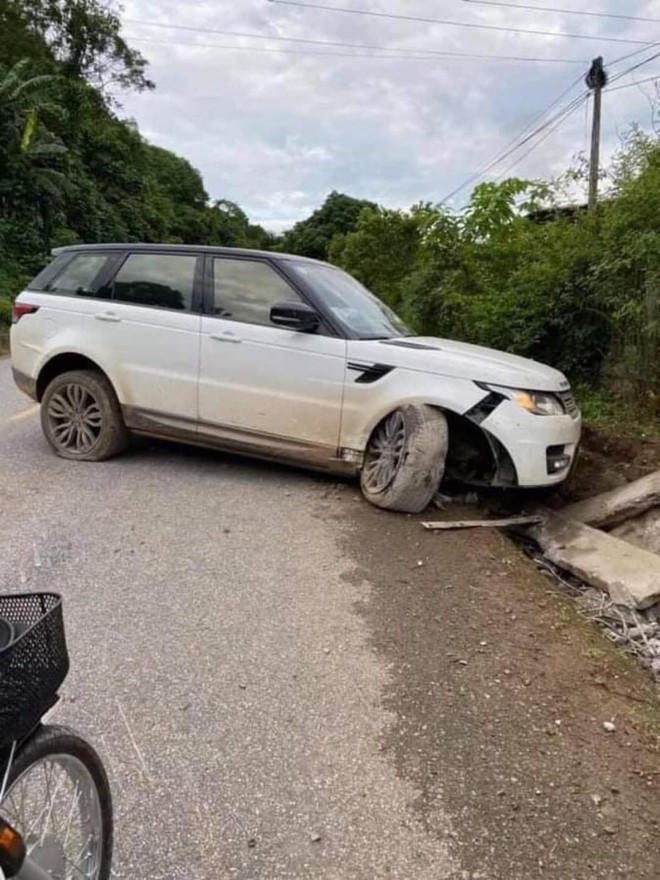 Xe ô tô tiền tỷ gặp nạn, giang hồ mạng Huấn Hoa Hồng ngồi sụp bên cạnh gây chú ý  - Ảnh 2.