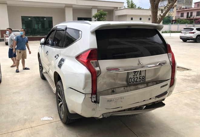 Thay biển số giả để chở 7 con hổ đi giao cho khách, lùi xe đâm nát đầu xe cảnh sát để chạy trốn - Ảnh 1. Thay biển số giả để chở 7 con hổ đi giao cho khách, lùi xe đâm nát đầu xe cảnh sát để chạy trốn - Ảnh 1.