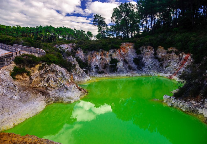 Vùng nước xanh lá cây được mệnh danh là phòng tắm của quỷ - Ảnh 3.