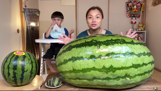 Quỳnh Trần JP trở thành YouTuber Việt Nam đầu tiên ăn quả dưa hấu khổng lồ: Giá rẻ như cho nhưng nhìn cực choáng ngợp - Ảnh 2.