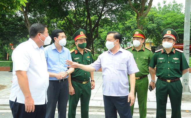 Bí thư Hà Nội: Chuẩn bị trước mức độ cao hơn, quyết tâm không để phải cách ly F0 tại nhà - Ảnh 1.