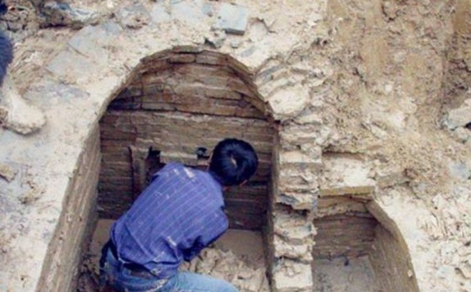 Trong lúc đào mộ, người nông dân lại vô tình phát hiện ra một ngôi mộ cổ khác. (Ảnh: Kknews)