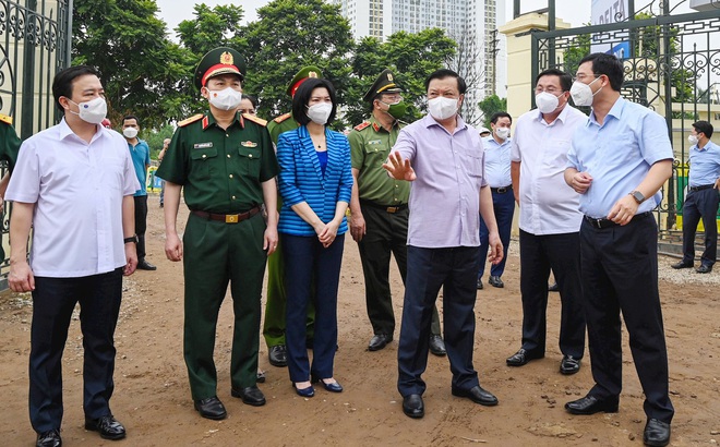 Bí thư Hà Nội Đinh Tiến Dũng kiểm tra công tác xây dựng bệnh viện dã chiến hồi sức điều trị bệnh nhân Covid-19 nặng và nguy kịch tại Yên Sở, Hoàng Mai. Ảnh: Viết Thành.