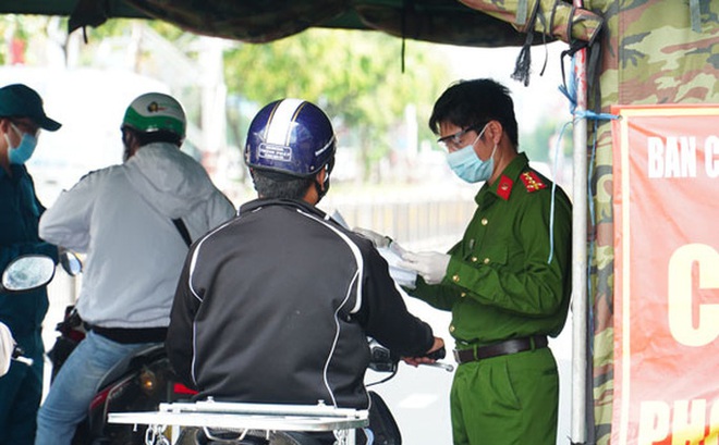 Lực lượng làm nhiệm vụ tại chốt kiểm soát dịch trên đường Kinh Dương Vương (quận 6, TP HCM) kiên quyết xử lý những trường hợp vi phạm quy định giãn cách xã hội .Ảnh: TRẦN THẮNG