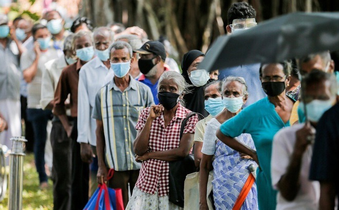 Người trên 60 tuổi xếp hàng chờ tiêm mũi đầu tiên của vaccine Sinopharm ở Colombo. Ảnh: Reuters.