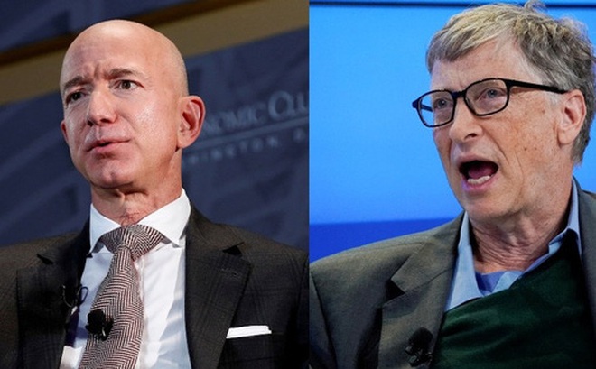 Tỉ phú Jeff Bezos và Bill Gates. Ảnh: Reuters