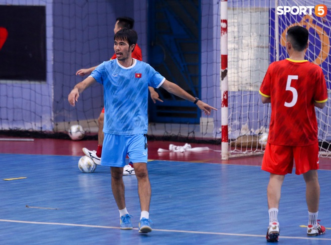 Đội tuyển futsal Việt Nam ra Hà Nội “hội quân” cùng thầy trò HLV Park Hang-seo - Ảnh 2.