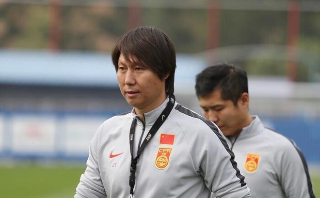 HLV Li Tie sẽ vất vả hơn khi đội tuyển Trung Quốc không được thi đấu trên sân nhà.