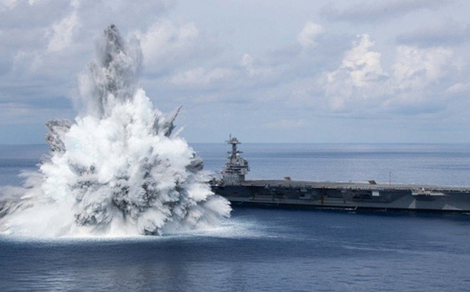Hải quân Mỹ kích hoạt khối chất nổ 18 tấn gần tàu sân bay USS Gerald R. Ford để kiểm tra khả năng chống chịu va đập lớn trong chiến đấu của con tàu. Ảnh: SCMP