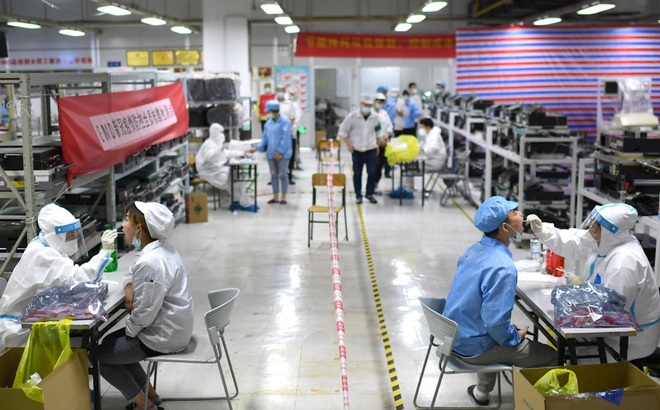 Nhân viên y tế xét nghiệm tại nhà máy Foxconn, Vũ Hán. (Ảnh: Reuters)