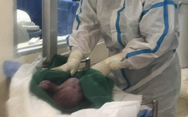 Em bé chào đời an toàn sau ca phẫu thuật
