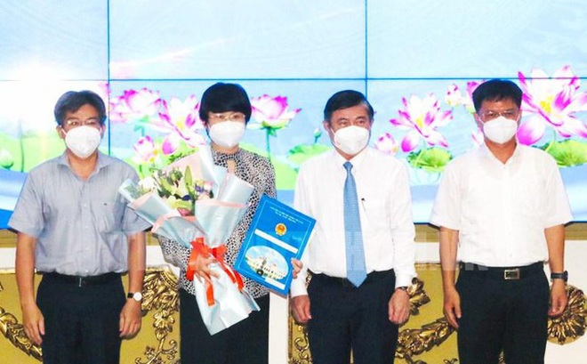 Bà Trương Minh Kiều (thứ 2 từ trái qua) nhận quyết định và hoa chúc mừng. Ảnh: Thành ủy TPHCM