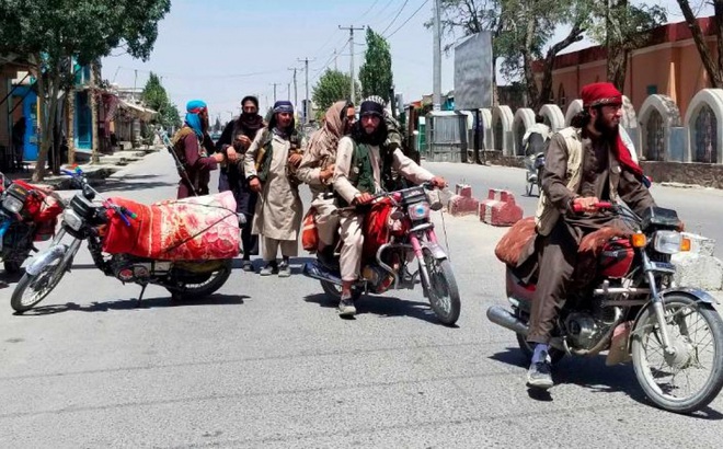 Các chiến binh Taliban tại thành phố Ghazni. Ảnh: CNN
