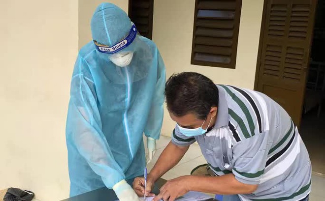 Bệnh nhân Covid-19 làm thủ tục xuất viện ở TP HCM- Ảnh: Bộ Y tế