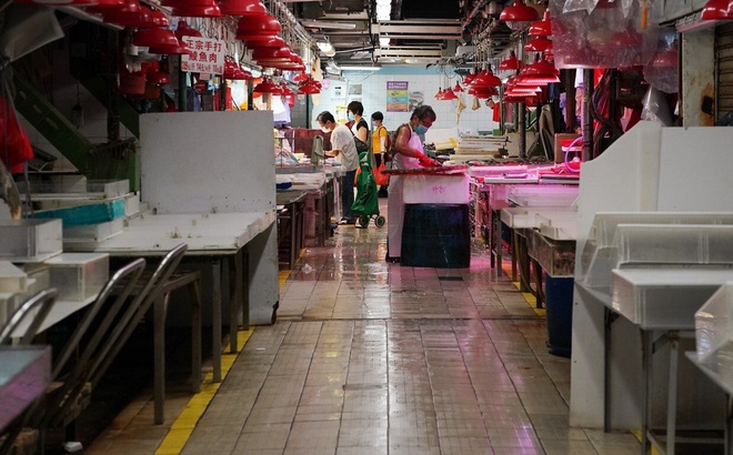 Một lệnh xét nghiệm bắt buộc đã được ban hành cho nhân viên và khách hàng tại quầy cá Wah Kee ở Chợ To Kwa Wan. Ảnh: Felix Wong