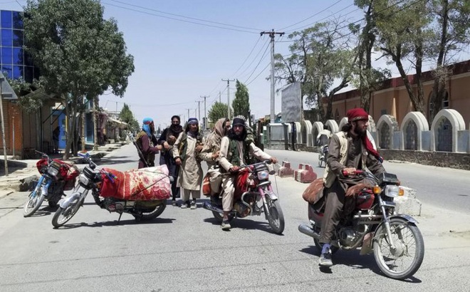 Lực lượng Taliban bên trong thành phố Ghazni ngày 12/8. Ảnh: AP