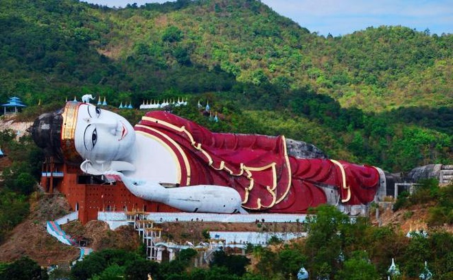 Nếu bạn là một tín đồ Phật giáo, cũng như tín đồ nghệ thuật, hãy đến xem Tượng Phật lớn nhất tại Việt Nam. Bức tượng khổng lồ với chiều cao 72 mét, bảo đảm làm bạn bất ngờ về sự lớn lao và tuyệt đẹp của nó.