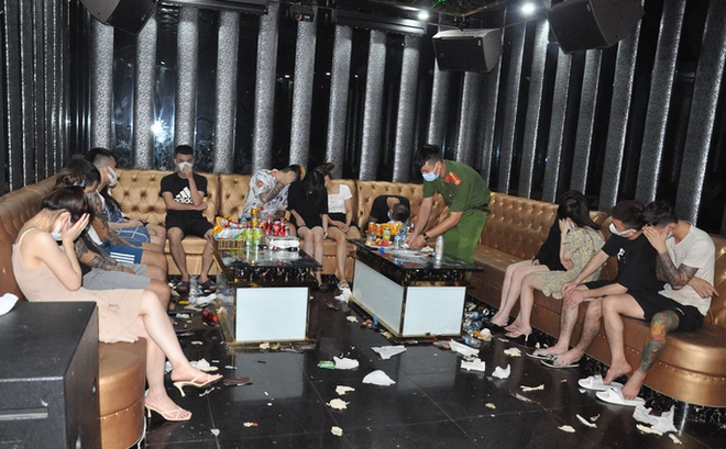 Các đối tượng tổ chức tiệc ma túy trong quán karaoke BadBoy ở Hải Dương. Ảnh: CAHD