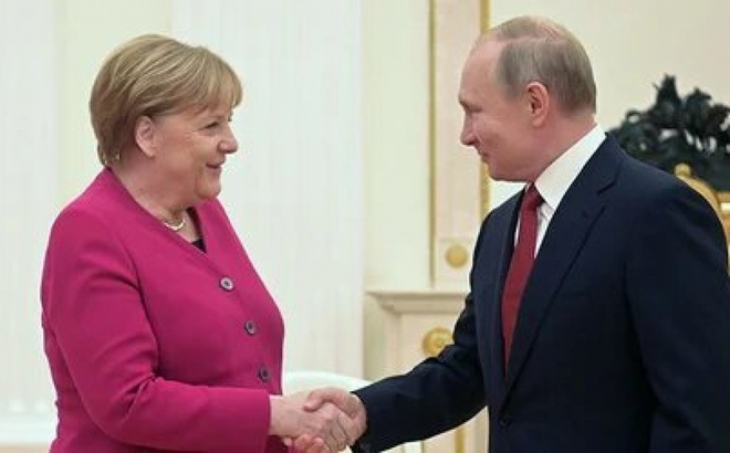 Thủ tướng Merkel (trái) bắt tay Tổng thống Putin. Ảnh: Russian RT.