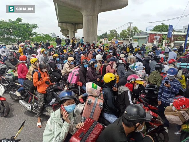 Hàng trăm người lỉnh kỉnh đồ đạc, đi xe máy rời Tp. HCM, cửa ngõ phía Đông tắc nghẽn - Ảnh 8.