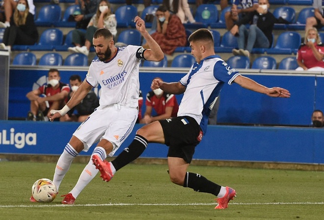 Benzema lập cú đúp, Real Madrid thắng dễ Alaves 4-1 trong ngày khai màn La Liga - Ảnh 2.