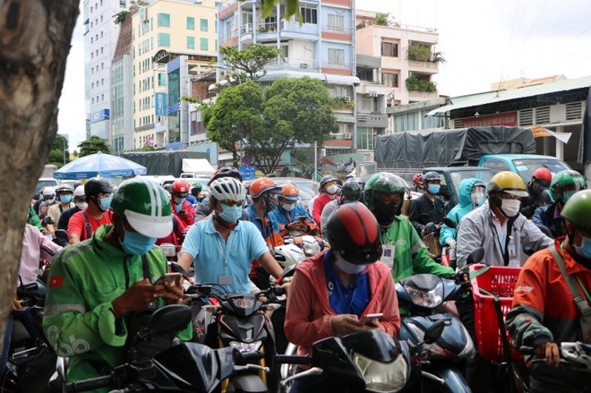 TP.HCM tắc hàng km tại chốt kiểm dịch vì khai báo di biến động dân cư. Thêm nhiều nơi kéo dài dãn cách xã hội theo Chỉ thị 16 - Ảnh 1.