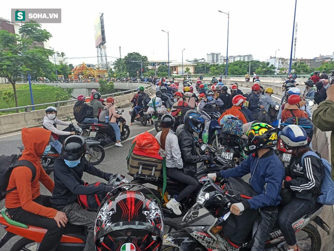 TP.HCM: Người dân ùn ùn về quê gây tắc nghẽn, CSGT yêu cầu quay xe. Trưa 15/8, Hà Nội thêm 27 ca dương tính, phần lớn trong khu cách ly - Ảnh 1.