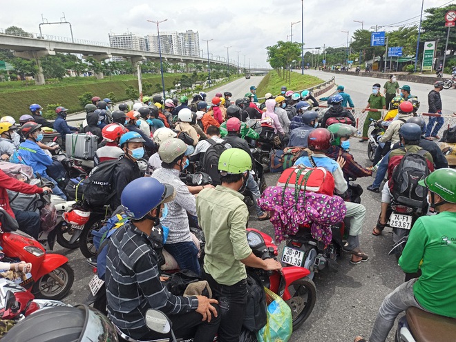 TP.HCM: Người dân ùn ùn về quê gây tắc nghẽn, CSGT yêu cầu quay xe. Trưa 15/8, Hà Nội thêm 27 ca dương tính, phần lớn trong khu cách ly - Ảnh 2.