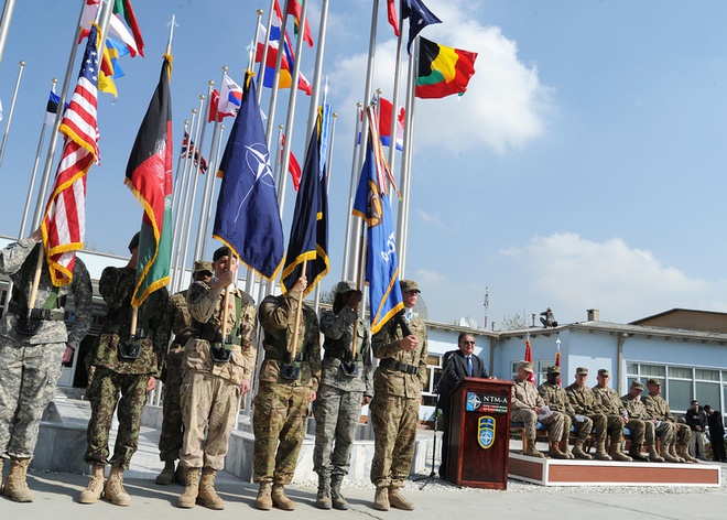 NÓNG: Dính đòn Nội công ngoại kích, thủ đô Afghanistan tan rã, hoảng loạn trước mũi các tay súng Taliban - Ảnh 1.