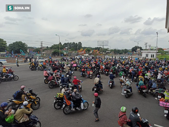 TP.HCM: Người dân ùn ùn về quê gây tắc nghẽn, CSGT yêu cầu quay xe. Trưa 15/8, Hà Nội thêm 27 ca dương tính, phần lớn trong khu cách ly - Ảnh 3.