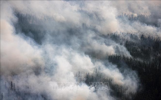 Khói bốc lên từ các đám cháy rừng tại Sakha, Siberia, Nga, ngày 27/7/2021. Ảnh: AFP/TTXVN