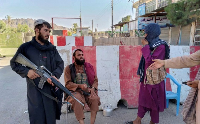 Taliban chốt tại điểm kiểm soát ở TP Farah - Afghanistan ngày 11-8. Ảnh: Reuters