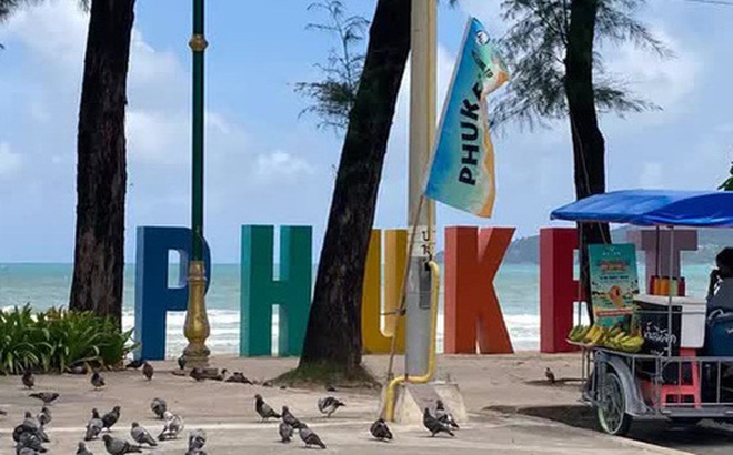 Một người bán hàng rong ở Phuket. Ảnh: DPA