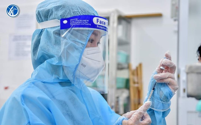 Quận Tân Bình triển khai tiêm vắc xin cho người dân.