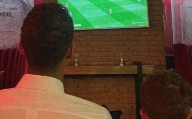 Varane theo dõi trận đấu qua màn hình TV
