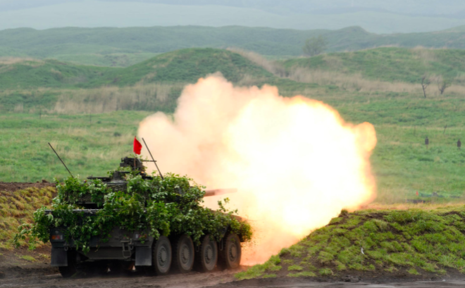 Hình ảnh trong một cuộc tập trận bắn đạn thật ở Shizuoka hồi tháng 5. (Ảnh: Reuters)