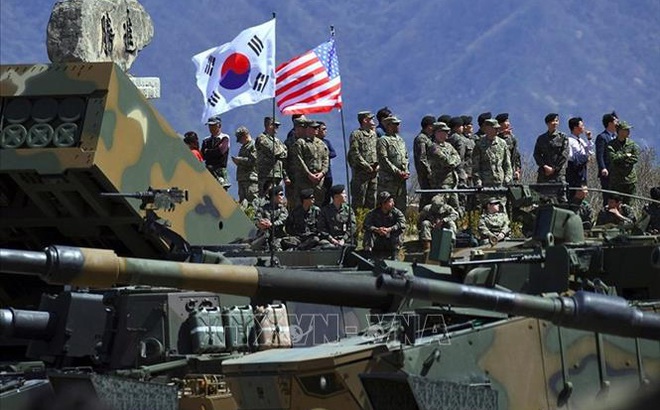 Binh sĩ Mỹ và Hàn Quốc tham gia cuộc tập trận bắn đạn thật chung tại thao trường Seungjin ở Pocheon, cách Seoul 65 km về phía đông bắc. Ảnh tư liệu: AFP/TTXVN