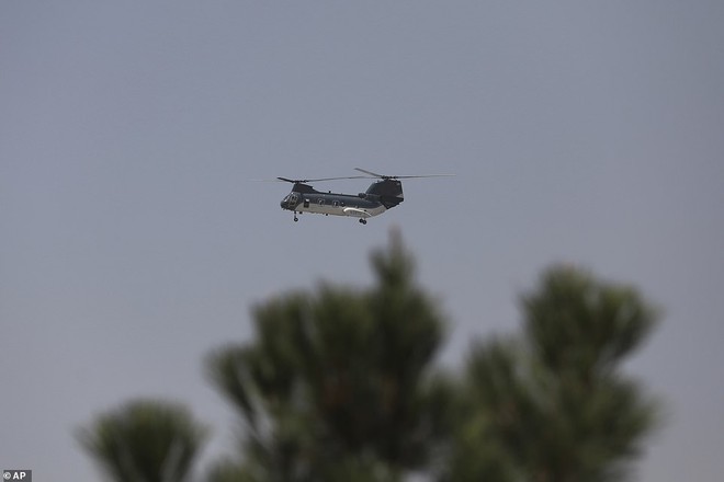 Video: Siêu trực thăng Mỹ gấp rút sơ tán nhân viên khỏi Đại sứ quán ở Afghanistan - Ảnh 2.