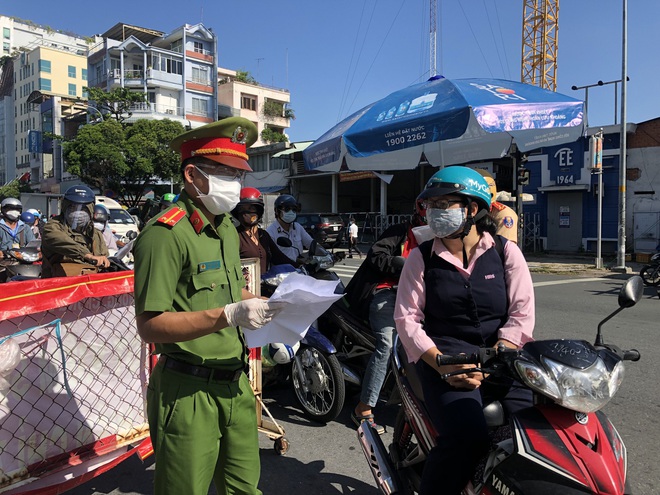 Người phụ nữ lao vào đánh, cắn công an chốt kiểm dịch ở TP HCM. Sáng nay, Hà Nội có 20 ca mắc Covid-19 mới - Ảnh 2.