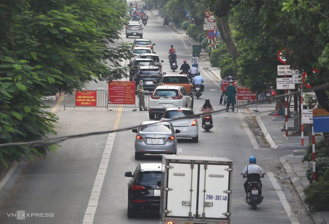 Sáng nay, nhiều tuyến phố Hà Nội đông người dù đang giãn cách Chỉ thị 16. TP HCM đã tiêm 200.000 liều vaccine Sinopharm - Ảnh 2.