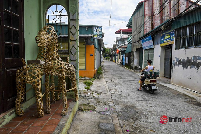 Ngựa xe chất đống cho dây leo, ngôi làng phục vụ tháng cô hồn đìu hiu - Ảnh 4.