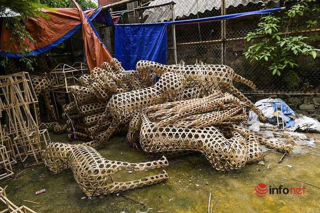 Ngựa xe chất đống cho dây leo, ngôi làng phục vụ tháng cô hồn đìu hiu - Ảnh 7.