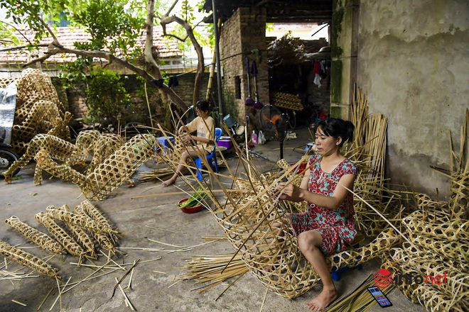 Ngựa xe chất đống cho dây leo, ngôi làng phục vụ tháng cô hồn đìu hiu - Ảnh 9.