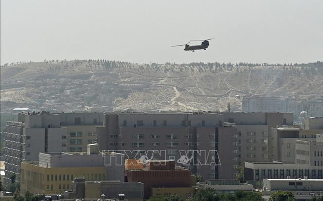 Máy bay quân sự Mỹ bay trên Đại sứ quán Mỹ ở thủ đô Kabul ngày 15/8/2021. Ảnh: AFP/TTXVN