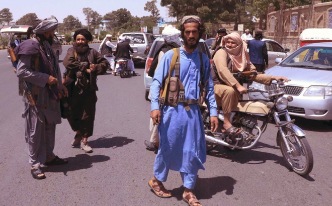 Ảnh: Các tay súng Taliban tuần tra đường phố Herat ngày 14/8/2021. Đây là một trong các thủ phủ đã rơi vào tay lực lượng này kể từ 6/8.