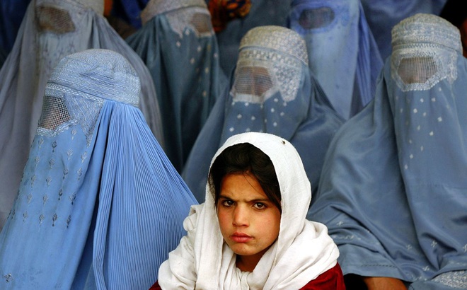 Hasiba, 9 tuổi, ở giữa, ngồi với những phụ nữ Afghanistan mặc áo khoác burqa. Ảnh: AP