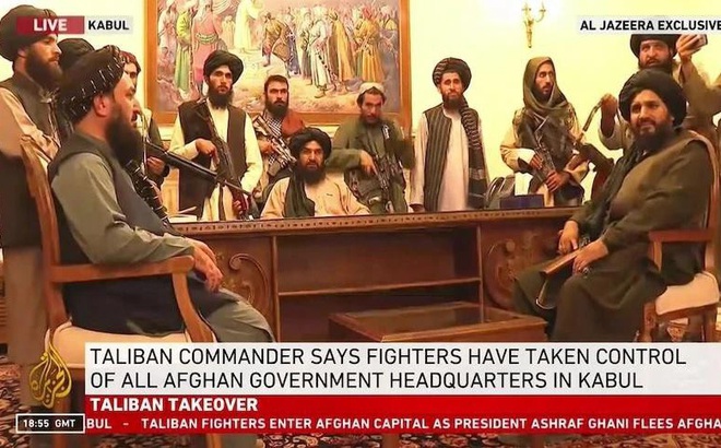 Các thủ lĩnh Taliban chiếm phủ tổng thống Afghanistan. Ảnh: Al Jazeera.