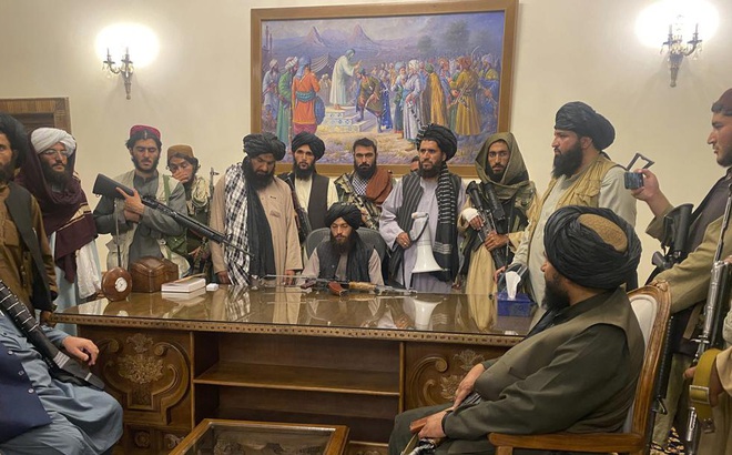 Các tay súng Taliban giành quyền kiểm soát dinh tổng thống Afghanistan sau khi Tổng thống Afghanistan Ashraf Ghani tháo chạy khỏi đất nước, ở Kabul, Afghanistan, hôm 15/8. Ảnh: AP