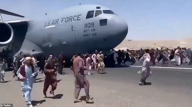 640 người Afghanistan nhồi trong máy bay vận tải quân sự Mỹ rời Kabul - Ảnh 2.